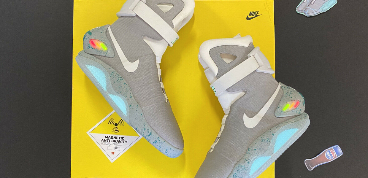 Кроссовок модели Nike Air Mag лежат на желтой коробке
