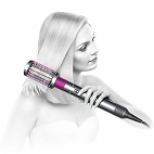 Другая девушка блондинка использует стайлер для волос