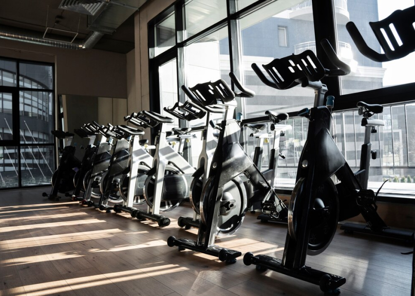Велотренажеры в спортзале